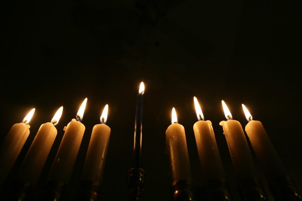 Hanukkah - STILLE LICHTER HABEN TIEFE WURZELN