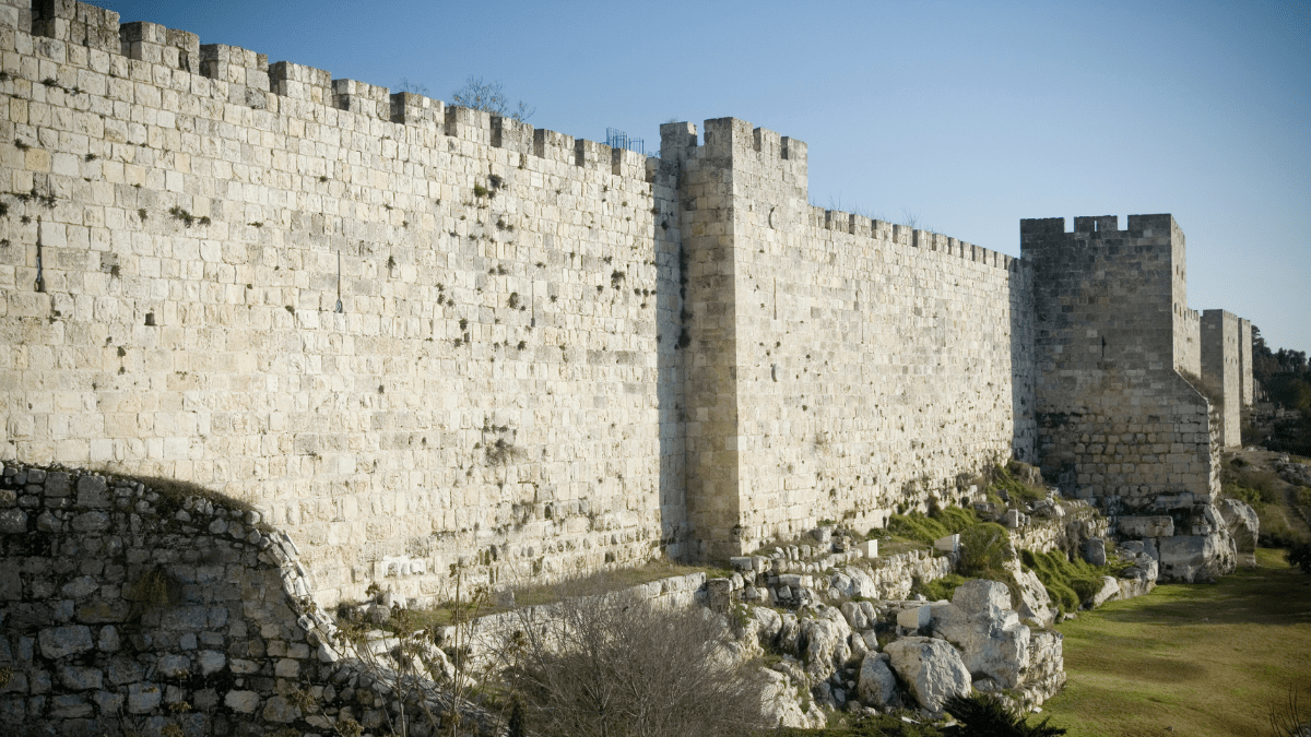 Staedte von Mauern umgeben das Lesen der Megillah