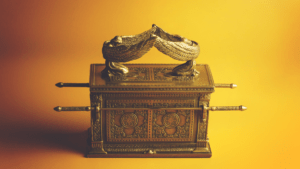 Was befand sich auf dem Deckel der Heiligen Bundeslade im Allerheiligsten im Tempel? ̵...